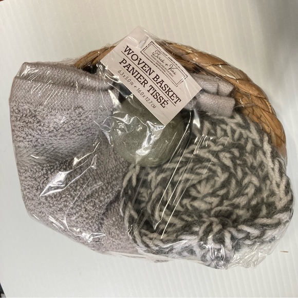 Luxurious Bath Bomb Gray Washcloth Gray and White Body Scrubby Gift Basket Set - Picture 4 of 8